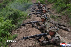 Binh sỹ Triều Tiên tham gia cuộc tập trận tác chiến đặc biệt tại trại huấn luyện thuộc Quân đoàn Phòng vệ Thủ đô ngày 13/5/2025. (Ảnh: Yonhap/TTXVN)