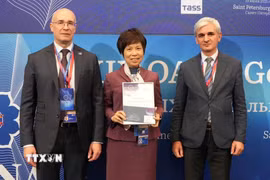 TTXVN nhận hai giải thưởng OANA. (Ảnh: Quang Vinh/TTXVN)