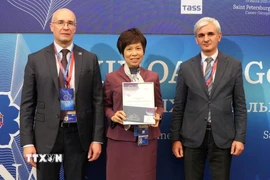 TTXVN nhận hai giải thưởng OANA. (Ảnh: Quang Vinh/TTXVN)