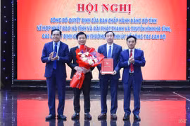 Phó Bí thư Thường trực Tỉnh ủy Trần Thế Dũng; Phó Bí thư Tỉnh ủy - Chủ tịch Ủy ban Nhân dân tỉnh Võ Trọng Hải trao quyết định hợp nhất Báo Hà Tĩnh và Đài Phát thanh và Truyền hình Hà Tĩnh thành Báo Hà Tĩnh. (Nguồn: Báo Hà Tĩnh)