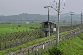 Một trạm gác của quân đội Hàn Quốc được nhìn từ công viên hòa bình Imjingak ở thành phố biên giới Paju (Hàn Quốc), ngày 19/7/2023. (Ảnh: AFP/TTXVN)