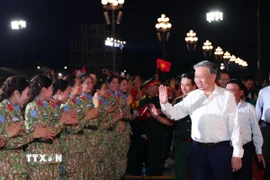 Tổng Bí thư Tô Lâm dự Chương trình chính luận nghệ thuật 'Dưới cờ vinh quang' tại điểm cầu Quảng trường Ba Đình (Hà Nội). (Ảnh: Trọng Đức/TTXVN)