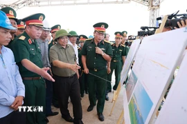 Thủ tướng Phạm Minh Chính kiểm tra tiến độ thi công cầu Phong Châu mới trên Quốc lộ 32C, tỉnh Phú Thọ. (Ảnh: Dương Giang/TTXVN)