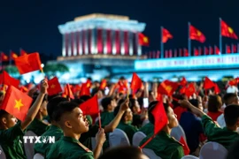 Khán giả dự Chương trình chính luận nghệ thuật tại Quảng trường Ba Đình. (Ảnh: Phạm Tuấn Anh/TTXVN)