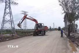 Đơn vị thi công dự án kè chống sạt lở trên địa bàn phường Hiệp Thành, tỉnh Cà Mau. (Ảnh: Chanh Đa/TTXVN)
