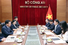 Đại tướng Lương Tam Quang, Bộ trưởng Bộ Công an Việt Nam tiếp Chủ nhiệm Ủy ban Hành chính công và An toàn của Quốc hội Hàn Quốc Shin Jung Hoon. (Ảnh: Phạm Kiên/TTXVN)