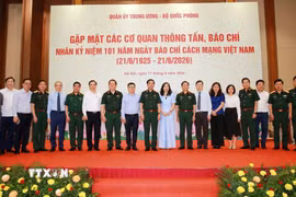 Các đại biểu chụp ảnh tại buổi gặp. (Ảnh: Trọng Đức/TTXVN)
