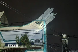 Nhà của người dân Quy Nhơn bị tốc mái do gió giật kinh hoàng sau khi bão đổ bộ. (Ảnh: Sỹ Thắng/TTXVN)