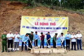 Nghi thức động thổ làm nhà cho người dân bản Huồi Tố 2, xã Nhôn Mai, tỉnh Nghệ An. (Ảnh: TTXVN phát)