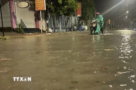 Sóng biển triều cường dâng cao gây ngập cục bộ trung tâm phường Sa Huỳnh, tỉnh Quảng Ngãi. (Ảnh: Phạm Cường/TTXVN)