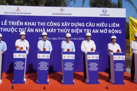 Các đại biểu thực hiện nghi thức khởi công xây dựng cầu Hiếu Liêm. (Ảnh: Công Phong/TTXVN)