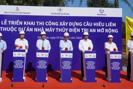 Các đại biểu thực hiện nghi thức khởi công xây dựng cầu Hiếu Liêm. (Ảnh: Công Phong/TTXVN)