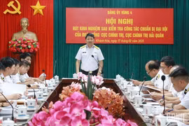 Thượng tá Bùi Xuân Bình, Bí thư Đảng ủy, Chính ủy Vùng 4 Hải quân chủ trì hội nghị. (Nguồn: Quân đội Nhân dân)