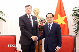 Bộ trưởng Bộ Ngoại giao Lê Hoài Trung tiếp Thứ trưởng Ngoại giao Hoa Kỳ Christopher Landau. (Ảnh: An Đăng/TTXVN)