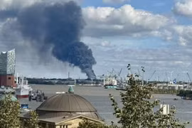 Cột khói đen dày đặc xuất hiện trên bầu trời thành phố Hamburg. (Nguồn: X)