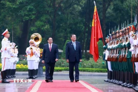 Thủ tướng Phạm Minh Chính và Thủ tướng Nhật Bản Ishiba Shigeru duyệt Đội danh dự Quân đội Nhân dân Việt Nam. (Ảnh: Dương Giang/TTXVN)