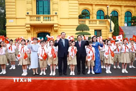 Thủ tướng Phạm Minh Chính và Phu nhân cùng Thủ tướng Nhật Bản Ishiba Shigeru và Phu nhân với thiếu nhi Thủ đô. (Ảnh: Dương Giang/TTXVN)