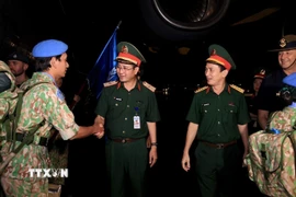 Thiếu tướng Phạm Mạnh Thắng, Cục trưởng Cục Gìn giữ hòa bình Việt Nam chúc mừng đoàn công tác Bệnh viện dã chiến 2.6 hoàn thành nhiệm vụ quốc tế. (Ảnh: Tuấn Anh/TTXVN)