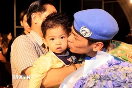 Cán bộ, nhân viên Bệnh viện dã chiến 2.6 trở về với gia đình sau một năm thực hiện nhiệm vụ quốc tế. (Ảnh: Tuấn Anh/TTXVN)