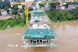 Cầu Phong Châu mới đã hoàn thành 7/15 đốt hẫng giữa 2 trụ chính T4 và T5 ở giữa lòng sông. (Ảnh: Tạ Toàn/TTXVN)