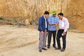 Đoàn kiểm tra Sở Nông nghiệp và Môi trường tỉnh Gia Lai kiểm tra thực tế hiện trường khai thác khoáng sản trái phép khu vực giáp ranh giữa hai xã Chư Đang Ya và Biển Hồ. (Ảnh: Hoài Nam/TTXVN)