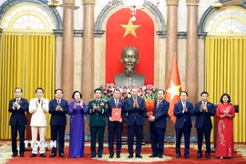 Tổng Bí thư, Chủ tịch nước Tô Lâm trao Quyết định của Bộ Chính trị chỉ định nhân sự của Đảng ủy Chính phủ nhiệm kỳ 2025-2030. (Ảnh: Thống Nhất/TTXVN)