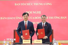 Đồng chí Lê Minh Hưng, Ủy viên Bộ Chính trị, Thủ tướng Chính phủ cùng đồng chí Nguyễn Duy Ngọc, Ủy viên Bộ Chính trị, Bí thư Trung ương Đảng, Trưởng ban Tổ chức Trung ương ký Biên bản bàn giao nhiệm vụ. (Ảnh: Phương Hoa/TTXVN)