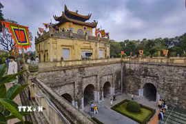 Khách tham quan Hoàng thành Thăng Long. (Nguồn: TTXVN)