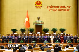 Chủ tịch Quốc hội Trần Thanh Mẫn chúc mừng Thủ tướng, Phó Thủ tướng Chính phủ, Bộ trưởng và thành viên khác của Chính phủ nhiệm kỳ 2026-2031. (Ảnh: Dương Giang/TTXVN)