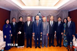 Tổng Bí thư, Chủ tịch nước Tô Lâm và Phu nhân gặp mặt thân nhân các tướng lĩnh, chuyên gia, nhân sỹ hữu nghị Việt Nam-Trung Quốc. (Ảnh: Thống Nhất/TTXVN)
