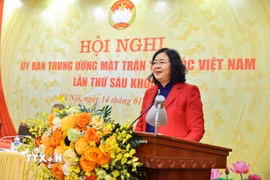 Bà Bùi Thị Minh Hoài, Ủy viên Bộ Chính trị, Bí thư Trung ương Đảng, Bí thư Đảng ủy Mặt trận Tổ quốc và các đoàn thể Trung ương, Chủ tịch Ủy ban Trung ương MTTQ Việt Nam phát biểu tại Hội nghị Ủy ban Trung ương MTTQ Việt Nam lần thứ 6 khóa X ngày 14/1/2026. (Ảnh: Minh Đức/TTXVN)