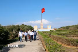 Đoàn công tác khảo sát, kiểm tra khu vực Cột cờ chủ quyền tại đặc khu Phú Quý. (Ảnh: Nguyễn Thanh/TTXVN)