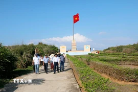 Đoàn công tác khảo sát, kiểm tra khu vực Cột cờ chủ quyền tại đặc khu Phú Quý. (Ảnh: Nguyễn Thanh/TTXVN)