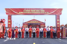 Các đại biểu cắt băng khánh thành tuyến đường. (Ảnh: Đinh Văn Nhiều/TTXVN)