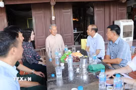 Đoàn đại biểu Quốc hội thành phố Hải Phòng thăm, tặng quà người có công với cách mạng. (Ảnh: Mạnh Minh/TTXVN)