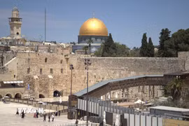 Bức tường Than khóc ở Jerusalem - nơi hàng chục nghìn tín đồ sẽ tập trung để cầu nguyện và tưởng nhớ những biến cố lịch sử đã định hình số phận của dân tộc Do Thái. (Ảnh: Thanh Bình/TTXVN)