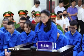 Bị cáo Nguyễn Hồng Nhung (sinh năm 2005, ở quận Tây Hồ, Hà Nội) khai báo trước tòa. (Ảnh: Phạm Kiên/TTXVN)