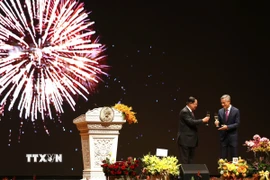 Chủ tịch Thượng viện Campuchia Samdech Techo Hun Sen (trái) và Đại sứ Nguyễn Minh Vũ chúc mừng Quốc khánh Việt Nam. (Ảnh: Huỳnh Thảo/TTXVN)