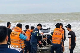 Đội cứu hộ và người dân địa phương tổ chức ứng cứu chiều 21/8. (Ảnh: TTXVN phát)