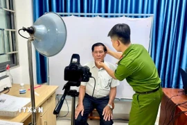 Công an Đặc khu Phú Quý (Lâm Đồng) thực hiện thủ tục cấp đổi thẻ đảng viên. (Ảnh: Nguyễn Thanh/TTXVN)