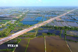 Tuyến cao tốc Cần Thơ-Cà Mau. (Ảnh: Huỳnh Anh/TTXVN)