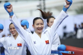 Các vận động viên Hoàng Thị Mỹ Tâm, Đinh Thị Hương, Nguyễn Thị Diệu Ly và Nguyễn Thị Thu thi đấu xuất sắc, đánh bại chủ nhà Thái Lan 2-0, giành huy chương Vàng. (Ảnh: TTXVN phát)