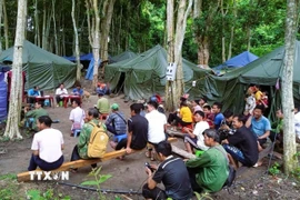 Buổi họp, sinh hoạt Chi bộ bản Phá Mựt (xã Nhôn Mai, tỉnh Nghệ An) diễn ra tại khu nhà bạt dưới tán đại ngàn rừng săng lẻ. (Ảnh: TTXVN phát)