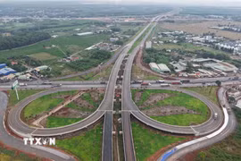 Cầu vượt, nút giao giữa tuyến giao thông kết nối sân bay Long Thành với Quốc lộ 51. (Ảnh: Công Phong/TTXVN)