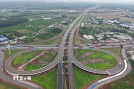 Cầu vượt, nút giao giữa tuyến giao thông kết nối sân bay Long Thành với Quốc lộ 51. (Ảnh: Công Phong/TTXVN)