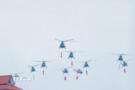 Biên đội 10 máy bay trực thăng của Không quân Nhân dân Việt Nam mang theo cờ Đảng, cờ Tổ quốc. (Ảnh: Khánh Hòa/TTXVN)