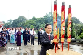 Bí thư Thành ủy Thành phố Hồ Chí Minh Trần Lưu Quang dâng hương tại Nghĩa trang Thành phố Hồ Chí Minh (Lạc Cảnh). (Ảnh: Thanh Vũ/TTXVN)