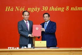 Thủ tướng Phạm Minh Chính trao quyết định bổ nhiệm ông Lê Hoài Trung, Bí thư Trung ương Đảng, nguyên Chánh Văn phòng Trung ương Đảng giữ chức Quyền Bộ trưởng Bộ Ngoại giao. (Ảnh: Dương Giang/TTXVN)