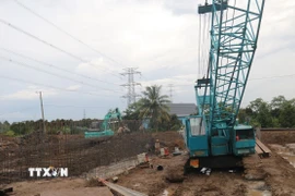 Các hạng mục đang được thi công tại Dự án thành phần 2 cao tốc Cao Lãnh-An Hữu, giai đoạn 1. (Ảnh: Đức Tâm/TTXVN)