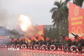 Nghi lễ bắn 21 loạt đại bác trên nền Quốc thiều nước Cộng hòa Xã hội Chủ nghĩa Việt Nam từ Sân vận động quốc gia Mỹ Đình. (Ảnh: Trần Thanh Giang/TTXVN)
